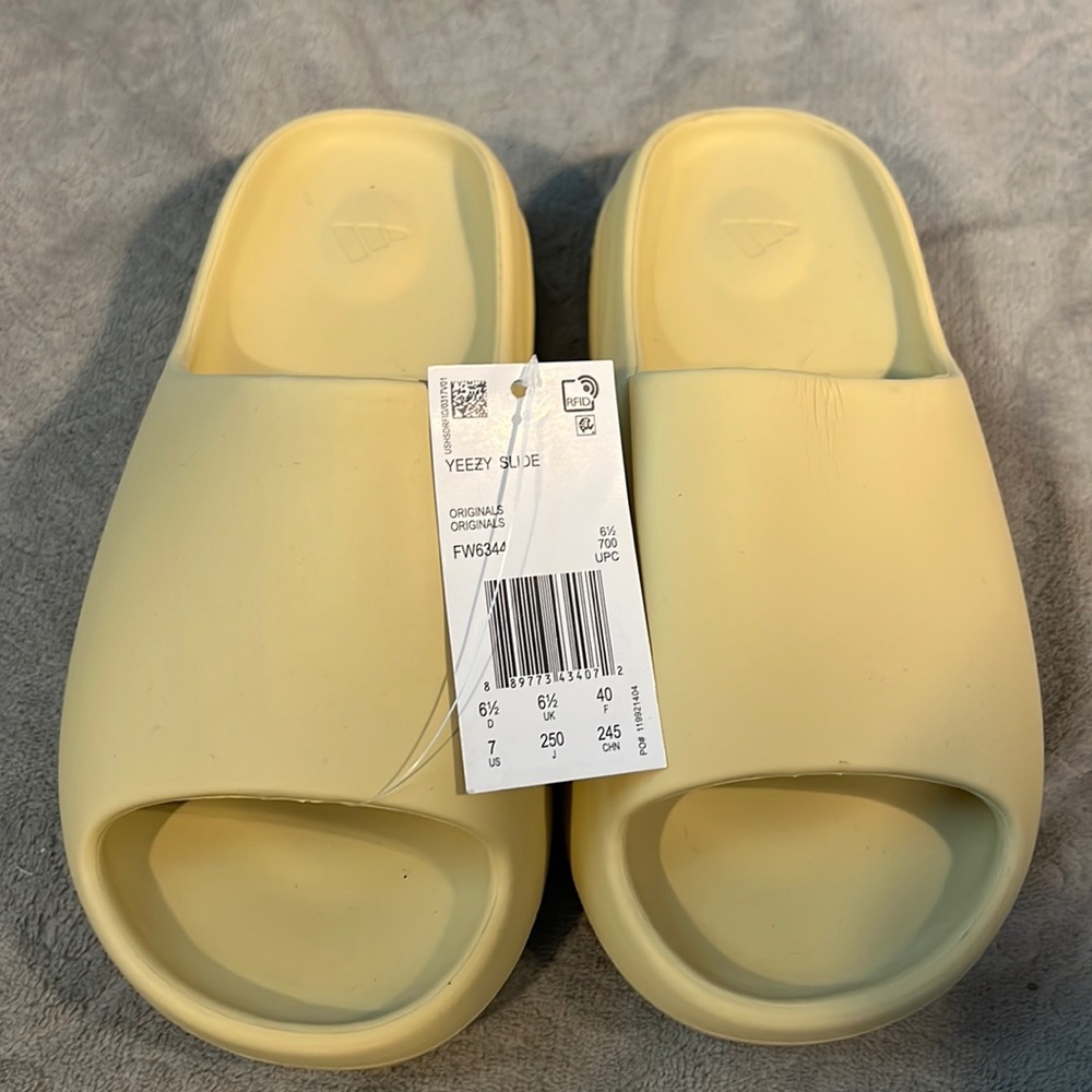 Yeezy slides Sz 7 New beige